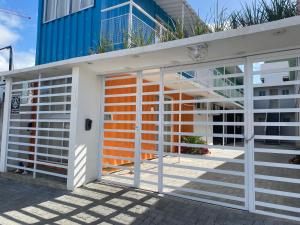 a building with an orange and white door at Loft container central c/ estacionamento in Pelotas