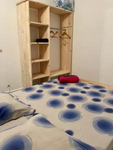 a room with a table with blue circles on it at Un P’tit Coin de Nature in Sainte-Anne