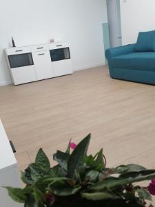 - un salon avec un canapé bleu et une table dans l'établissement Locatia perfecta in centru, à Cluj-Napoca