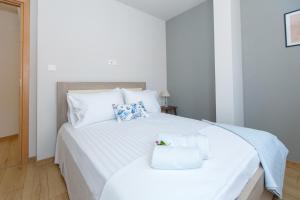 A bed or beds in a room at ΟNIRO Comfort Living