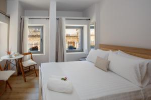 A bed or beds in a room at ΟNIRO Comfort Living