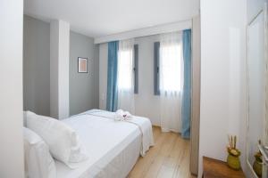 A bed or beds in a room at ΟNIRO Comfort Living