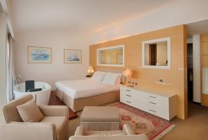 a hotel room with a bed and a bath tub at GH Palazzo Suite & SPA in Livorno