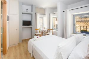 A bed or beds in a room at ΟNIRO Comfort Living