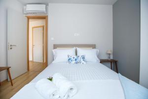 A bed or beds in a room at ΟNIRO Comfort Living