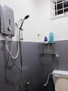 een douche in een badkamer met een toilet bij Zenhomes, The Raissa in Kota Bharu
