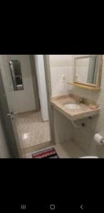 une salle de bain avec un lavabo et un miroir dans l'établissement Casa em Olímpia, à Olímpia 10 autres photos