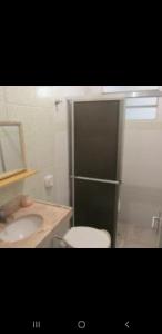 une salle de bains avec toilettes et lavabo dans l'établissement Casa em Olímpia, à Olímpia