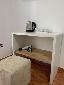 un tavolo con un bollitore per il tè sopra di Villa Oasis a Berat