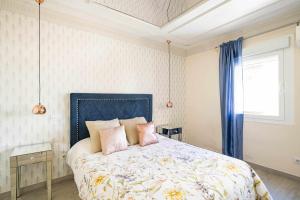 a bedroom with a large bed with pink pillows at Cuidadosamente decorado apartamento junto al metro in Madrid