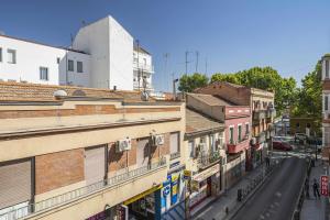 an overhead view of a city street with buildings at Cuidadosamente decorado apartamento junto al metro in Madrid