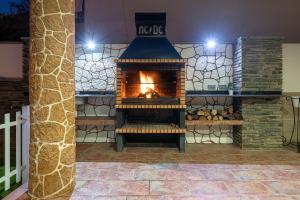 Un horno de ladrillo con fuego. en Villa Luxury Rock Tirri, en Reus