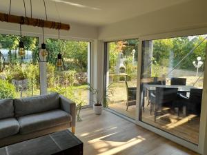 ein Wohnzimmer mit Glasschiebetüren in der Unterkunft Haus EDDA - Ferienwohnungen mit Garten und Schlossblick in Marburg an der Lahn