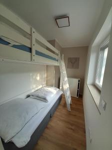 Двухъярусная кровать или двухъярусные кровати в номере Haus EDDA - Ferienwohnungen mit Garten und Schlossblick