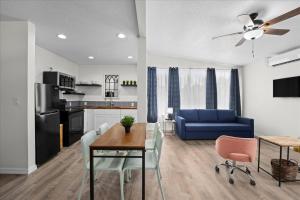 ein Wohnzimmer mit einem Tisch und einem blauen Sofa in der Unterkunft Travel Inn of Titusville in Titusville
