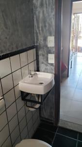 ein Badezimmer mit Waschbecken und Toilette in der Unterkunft Residencial Albatroz in Caraguatatuba