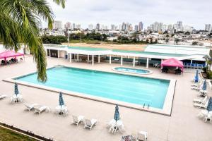 an overhead view of a swimming pool with chairs and umbrellas at Dulcinea Mini House in Salinas