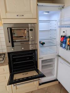 Elle comprend un réfrigérateur et un four. dans l'établissement Appartamento Vanoi nel cuore verde del Trentino, à Canal San Bovo