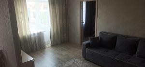 Χώρος καθιστικού στο Ауэзова 49б, 2х комнатная +1 φωτογραφίες