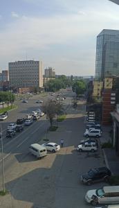 un parking avec des voitures garées dans une ville dans l'établissement Ауэзова 49б, 2х комнатная, à Öskemen