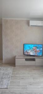 Μια τηλεόραση ή/και κέντρο ψυχαγωγίας στο Ауэзова 49б, 2х комнатная