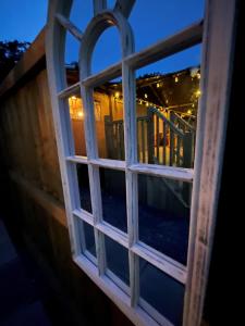 una ventana abierta con vistas a una terraza en Jungle Book Safari Tent, en Tenby
