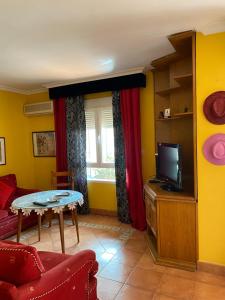 Una sala de estar con un sofá y un televisor. en luxury's villas, en Villacarrillo