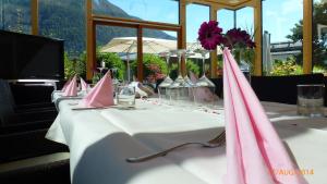 A restaurant or other place to eat at Residence Hotel Alpinum Még 37 kép