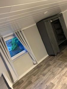 una habitación vacía con una ventana y una puerta en Wohnung am Wasserturm, en Ilsede