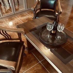 een tafel met een fles wijn en twee glazen erop bij Belcanto Apartments in Český Krumlov