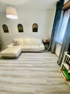 Część wypoczynkowa w obiekcie Appartamento Lella zona Terme Centro e vicino Villa Igea sito in Via Emilia 29