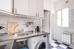 Kuchyň nebo kuchyňský kout v ubytování Comfy 4 rooms apt in the heart of Chueca (Madrid center)