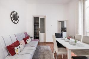 Posezení v ubytování Comfy 4 rooms apt in the heart of Chueca (Madrid center)