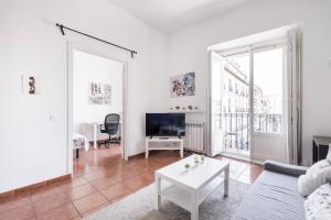TV a/nebo společenská místnost v ubytování Comfy 4 rooms apt in the heart of Chueca (Madrid center)