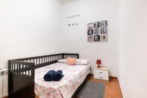 Lova arba lovos apgyvendinimo įstaigoje Comfy 4 rooms apt in the heart of Chueca (Madrid center)