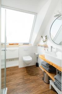 baño con lavabo y ventana en Stewohood Norderney, en Norderney