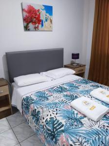 1 dormitorio con 1 cama con manta azul y blanca en Hospedaje Petro Talara, en Talara