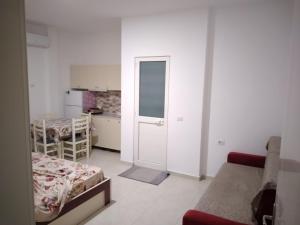 ein Zimmer mit 2 Betten und einer Küche in der Unterkunft Doçi Hotel in Velipojë