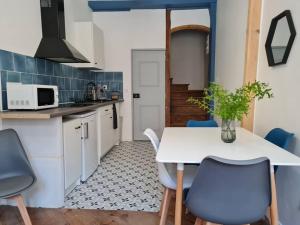 A cozinha ou kitchenette de Triplex avec vue sur place du centre historique.