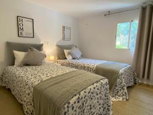 Posteľ alebo postele v izbe v ubytovaní Private Pool & Garden - walk to Beach & Marbella