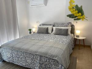 Posteľ alebo postele v izbe v ubytovaní Private Pool & Garden - walk to Beach & Marbella