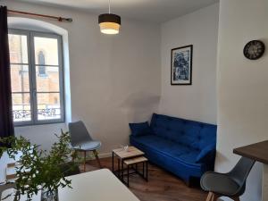 Uma área de estar em Triplex avec vue sur place du centre historique.
