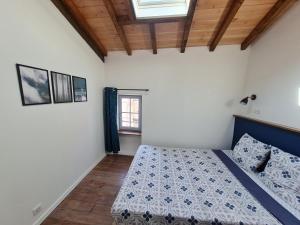 Uma cama ou camas num quarto em Triplex avec vue sur place du centre historique.