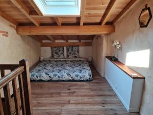 um quarto com uma cama num quarto com tectos em madeira em Triplex avec vue sur place du centre historique. em Foix