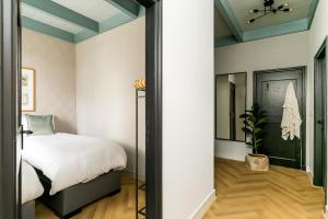 a bedroom with a bed and a mirror at Brinkzate - De Brink in Dwingeloo