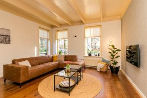 een woonkamer met een bank en een tafel bij Brinkzate - De Brink in Dwingeloo