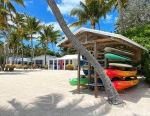 una estructura de juegos en una playa con palmeras en Pines & Palms Resort, en Islamorada