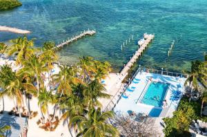 eine Luftansicht eines Resorts mit Pool und Dock in der Unterkunft Pines & Palms Resort in Islamorada