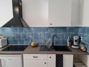 A cozinha ou kitchenette de Triplex avec vue sur place du centre historique.