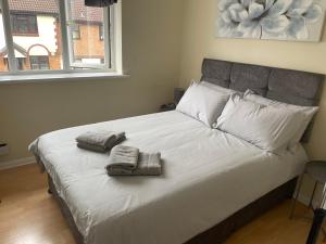 A bed or beds in a room at The Swallows Popular Location 3 Bedroom House FREE WI-FI and SKY TV IN ALL ROOMS